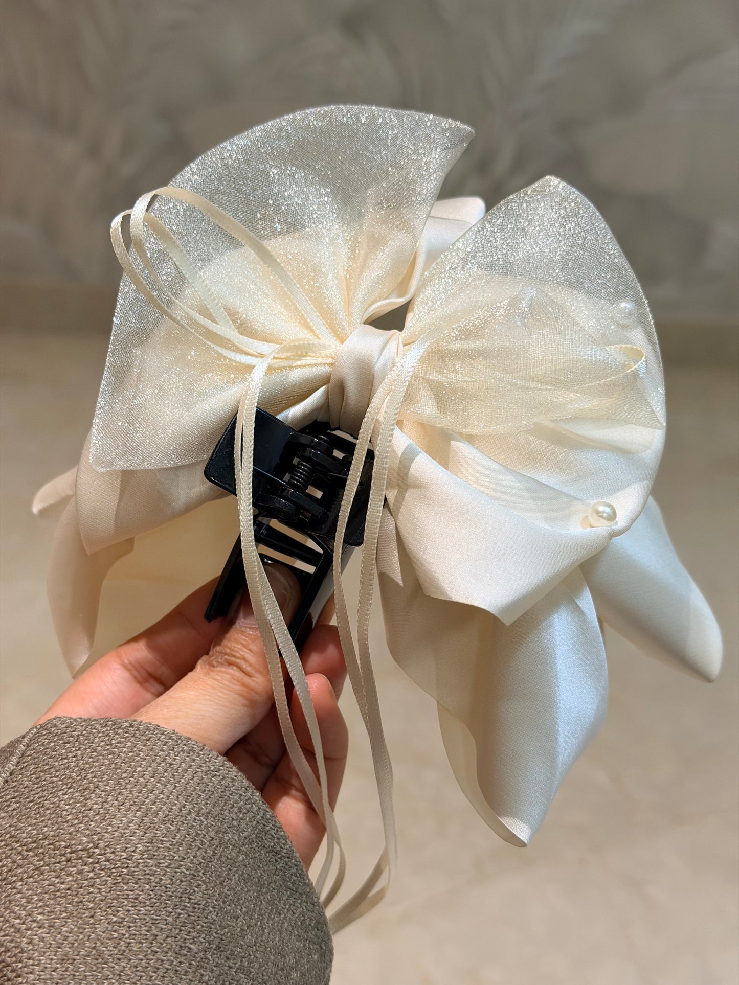 Midnight Bow Pearl Hair Claw